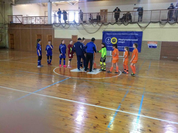 Девушки-футболистки из Марьинского района заняли третье место на турнире в Мариуполе