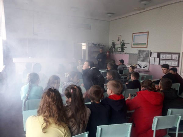 В Марьинском районе из «задымленной» школы эвакуировали 140 детей
