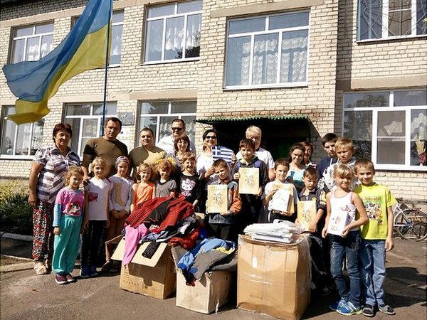В прифронтовой Красногоровке пытаются сместить с должности проукраинского директора школы