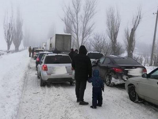 Более 30 автомобилям пришлось ночевать на блокпосту «ДНР» вблизи Марьинки