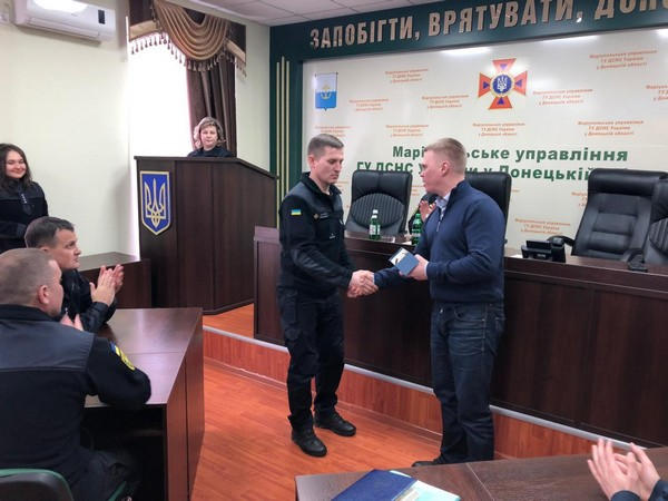 Глава Донецкой области наградил спасателей, которые попали под обстрел в районе Марьинки