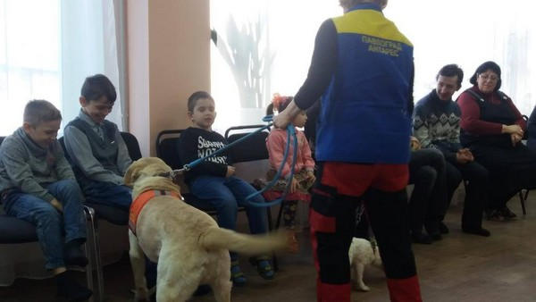 В Курахово и Марьинке военные устроили детям сеанс канистерапии