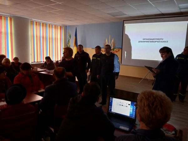 В Марьинке спасатели провели учения с секретарями и председателями избирательных комиссий