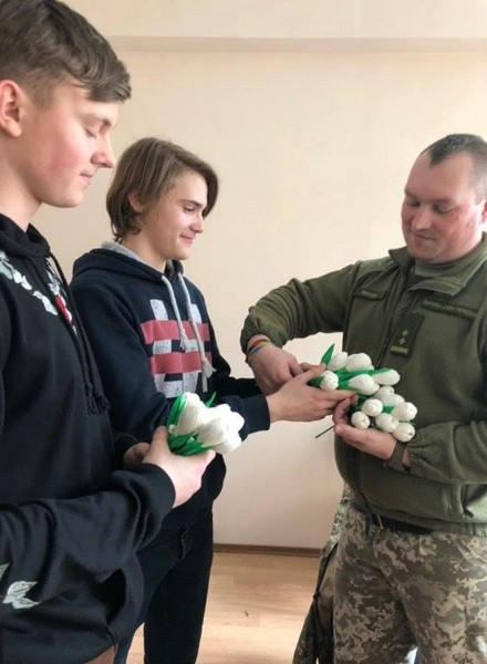 Угледарские школьники приготовили поздравления для женщин, которые защищают Украину