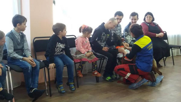 В Курахово и Марьинке военные устроили детям сеанс канистерапии