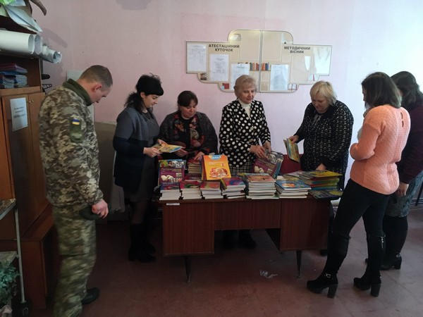 Военные доставили методические материалы в школы Марьинского района