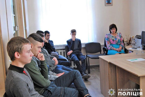 В Курахово, чтобы решить конфликт между учениками и учителем, пришлось привлекать полицию