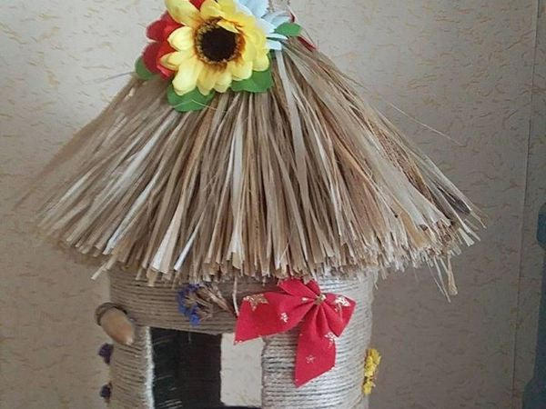 Школьники прифронтовой Марьинки изготавливают необычные кормушки для птиц