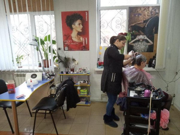 Переселенка из Красногоровки открыла парикмахерскую на линии фронта в Марьинке