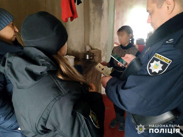 Полицейские Марьинского района показали, в каких условиях живут дети в «проблемных» семьях