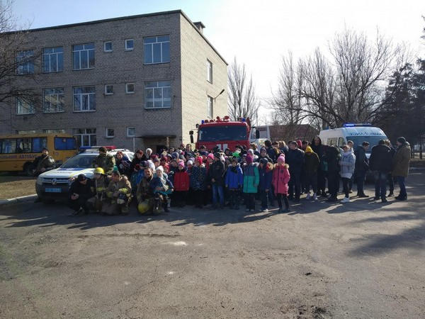 Для «эвакуации» учеников Марьинской школы привлекли спасателей, медиков и полицию