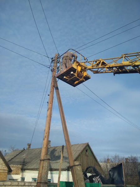 Электрики вернули свет в дома жителей прифронтовой Марьинки