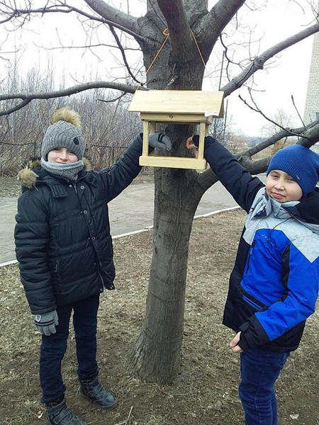 Школьники прифронтовой Марьинки изготавливают необычные кормушки для птиц