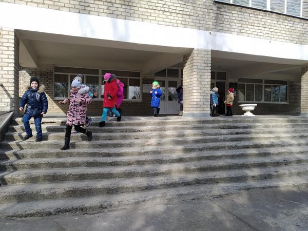 Для «эвакуации» учеников Марьинской школы привлекли спасателей, медиков и полицию