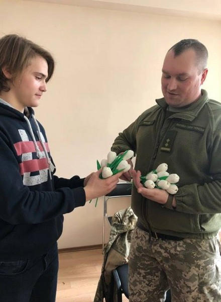 Угледарские школьники приготовили поздравления для женщин, которые защищают Украину