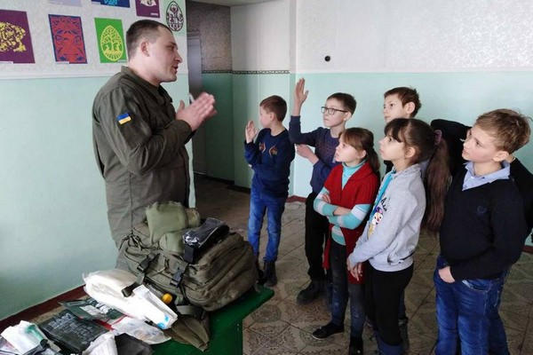 Нацгвардейцы посетили школьников в Марьинском районе