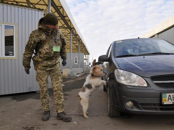 На КПВВ «Марьинка» благодаря служебной собаке задержали мужчину с наркотиками