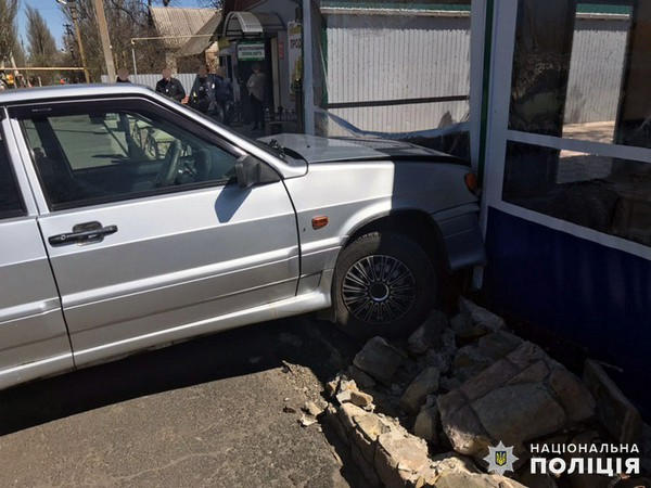 В Марьинском районе водитель автомобиля умер за рулем и врезался в кафе