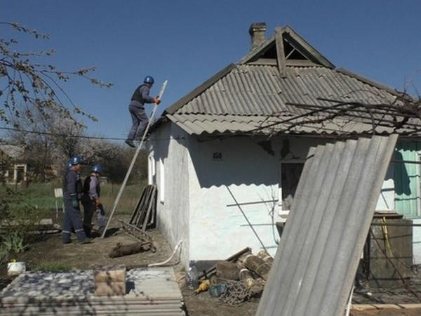 Как восстанавливают разрушенные дома в Марьинке и Красногоровке
