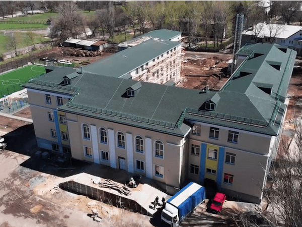 В прифронтовой Красногоровке восстановили из руин разрушенную школу