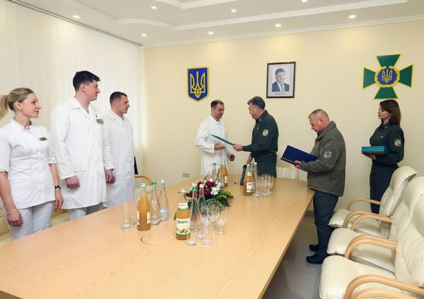 Раненому на КПВВ «Марьинка» пограничнику вручили награду