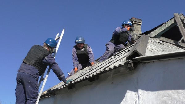 Как восстанавливают разрушенные дома в Марьинке и Красногоровке