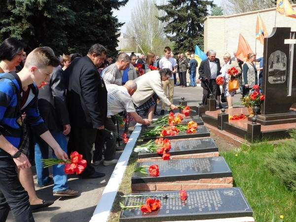 В прифронтовой Марьинке почтили память ликвидаторов аварии на ЧАЭС