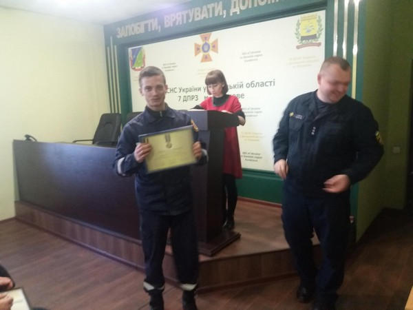 В Курахово спасателям вручили награды от Президента Украины