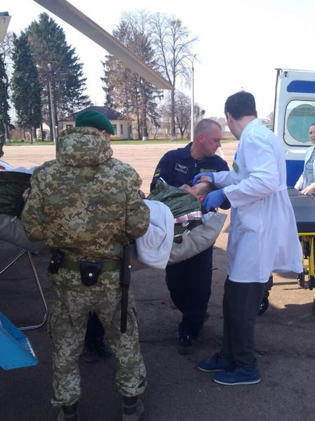 Раненый на КПВВ «Марьинка» пограничник доставлен на вертолете в Киев