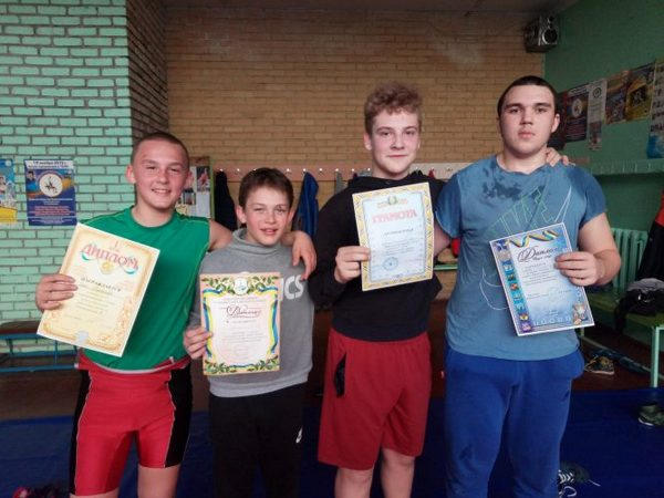 Борцы из Угледара завоевали два «золота» и два «серебра» на чемпионате Донецкой области