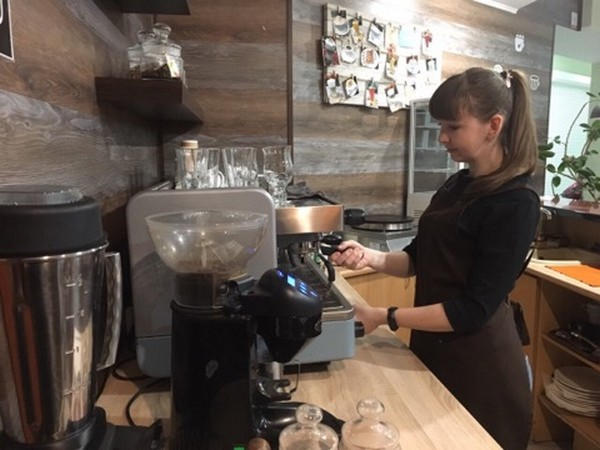 Переселенка из Донецка открыла в Курахово необычное кафе