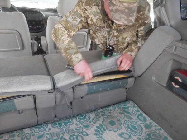 Житель Донецка пытался скрытно провезти через КПВВ «Марьинка» 5 миллионов гривен