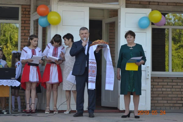 В школах Марьинского района прозвенел последний звонок