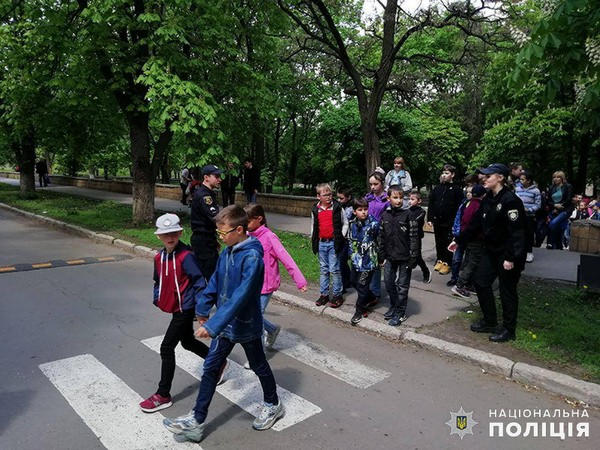 Школьникам прифронтовой Красногоровки полицейские рассказали, как выжить на дороге