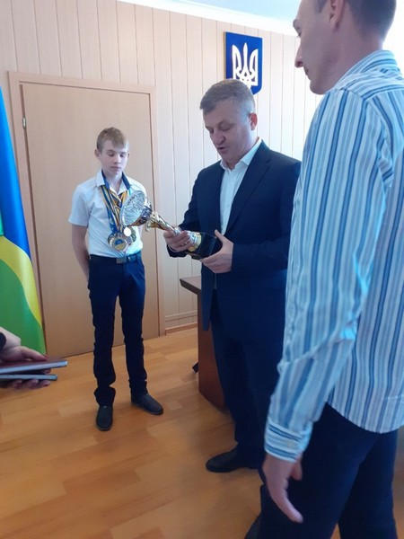 Титулованного юного боксера из Марьинки лично поздравил глава района