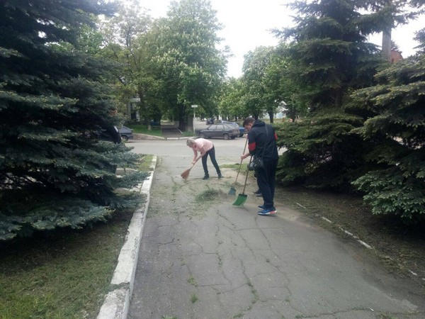 Полицейские вышли на субботник в прифронтовой Марьинке