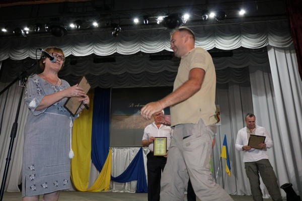 В прифронтовой Марьинке с размахом отметили День Конституции Украины