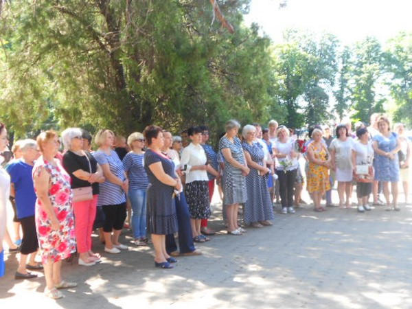Как в прифронтовой Красногоровке отметили День Конституции Украины
