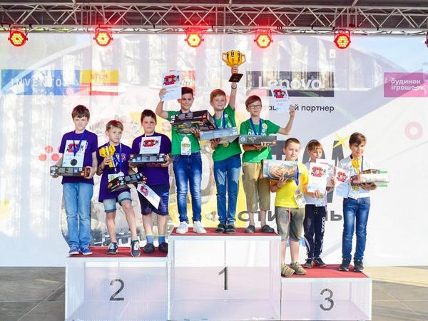 Команда из Угледара победила на Всеукраинской олимпиаде по робототехнике