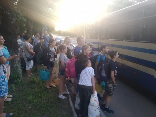 Школьники прифронтовой Марьинки отправились отдыхать на Черное море