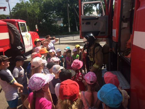 Кураховским школьникам устроили увлекательную экскурсию по пожарной части