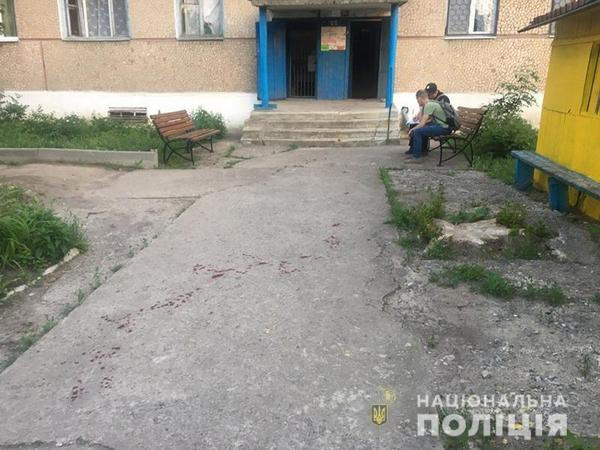 Житель Курахово нашел возле дома окровавленного мужчину