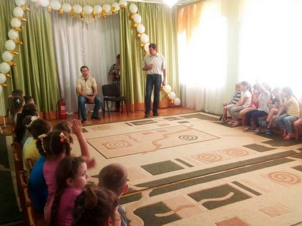 Энергетики Кураховской ТЭС научили детей тушить пожар и объяснили им правила безопасности