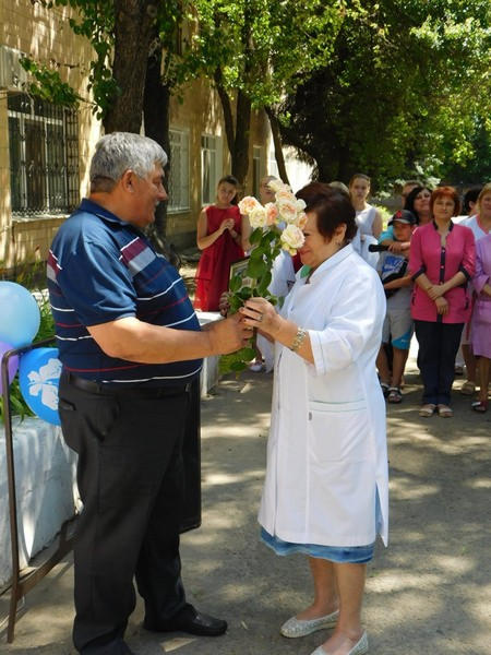 Работников Кураховской больницы поздравили с Днем медицинского работника
