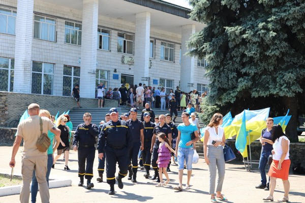 В прифронтовой Марьинке с размахом отметили День Конституции Украины