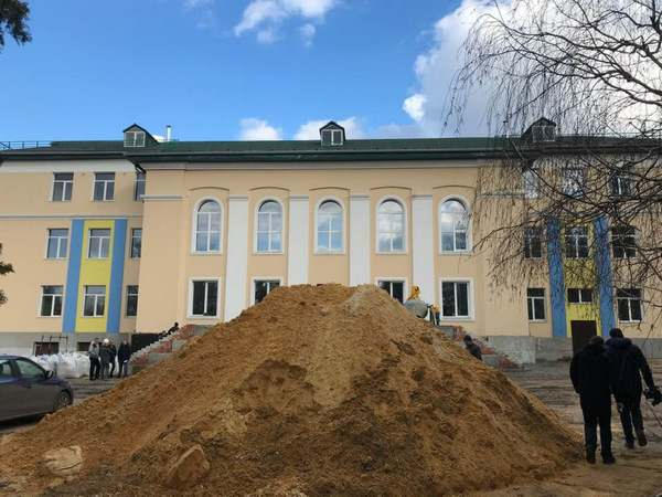 Стало известно, когда будет восстановлена разрушенная школа в прифронтовой Красногоровке