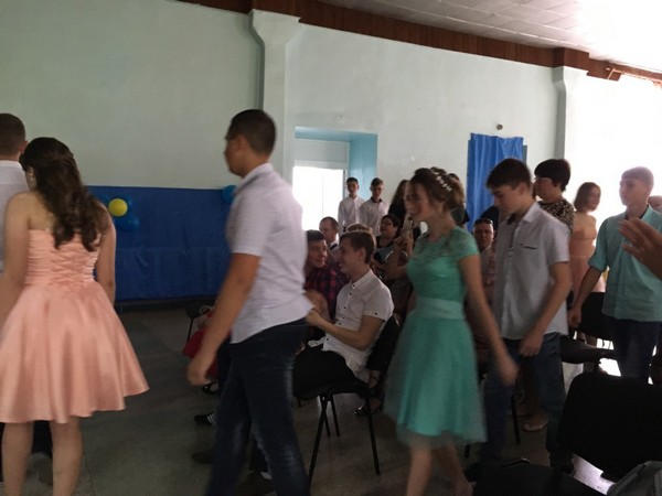 Школьникам прифронтовой Марьинки торжественно вручили свидетельства об образовании