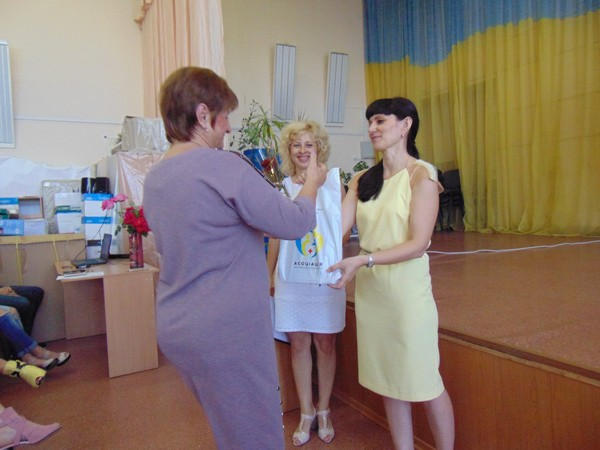 В прифронтовой Марьинке медиков поздравили с профессиональным праздником