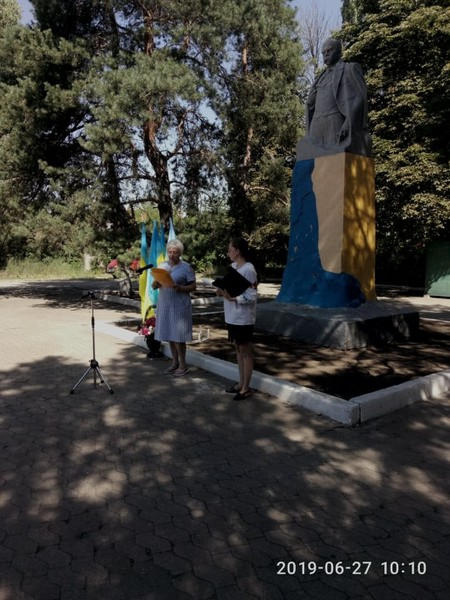 Как в прифронтовой Красногоровке отметили День Конституции Украины