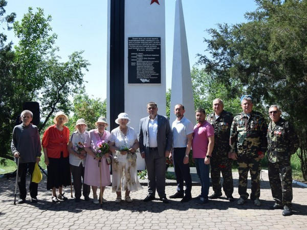 В Угледаре почтили память героически погибших 13 десантников